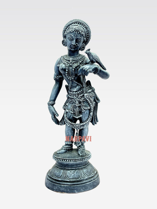 Kili Kannadi Paavai