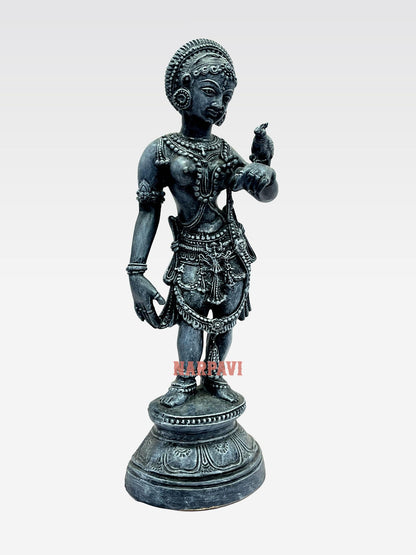 Kili Kannadi Paavai