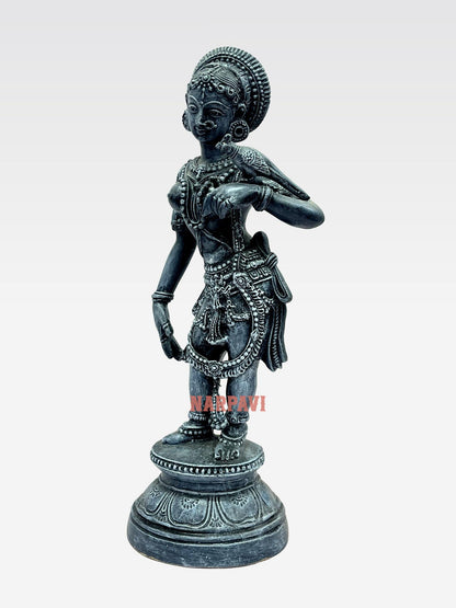 Kili Kannadi Paavai